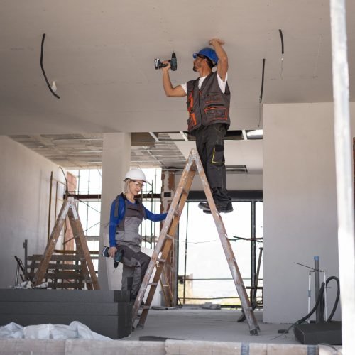 full-shot-man-woman-standing-ladder